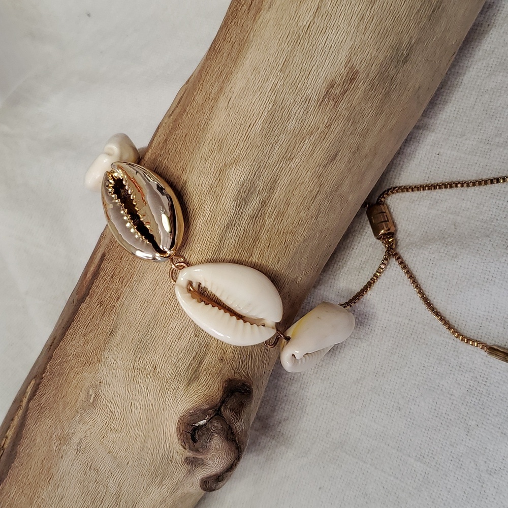 Logan Tay Shell Yeah Adjustable Cowrie Shell Bracelet
